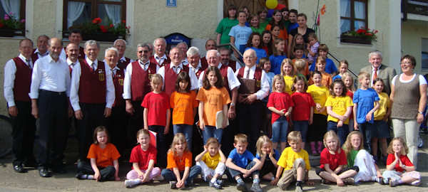 Pressefoto: Kinderchor und Mnnerchor - 29.05.2011 (89 kB)