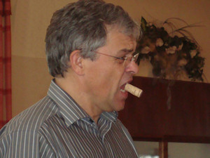 Chorleiter bei der Stimmbildung (24 kB)